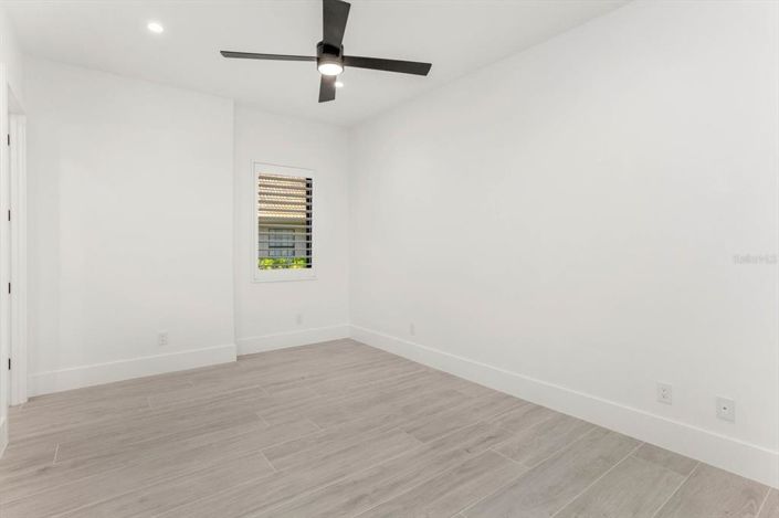 Image No.35-5 Bed Property for sale