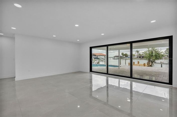 Image No.12-4 Bed Property for sale