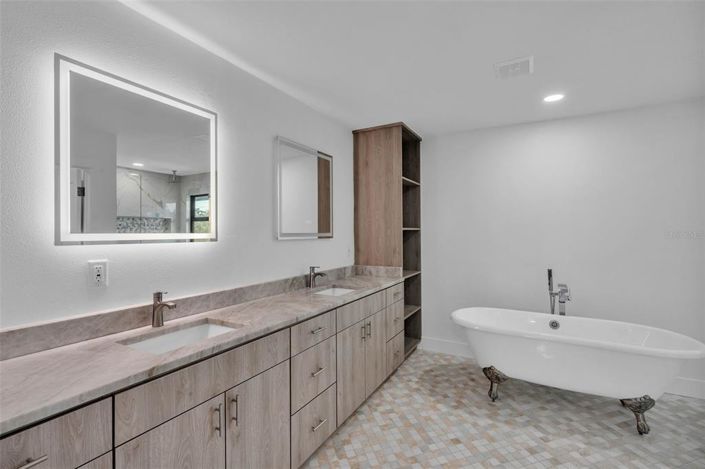 Image No.17-4 Bed Property for sale