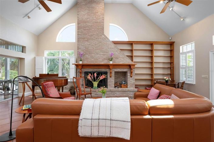 Image No.10-3 Bed Property for sale