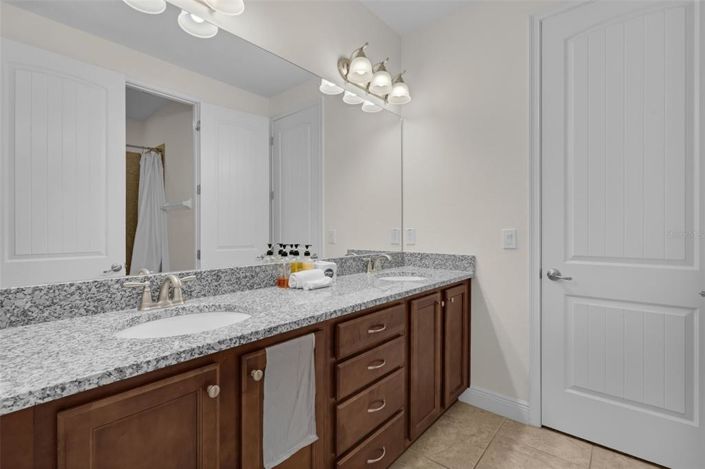 Image No.20-8 Bed Property for sale