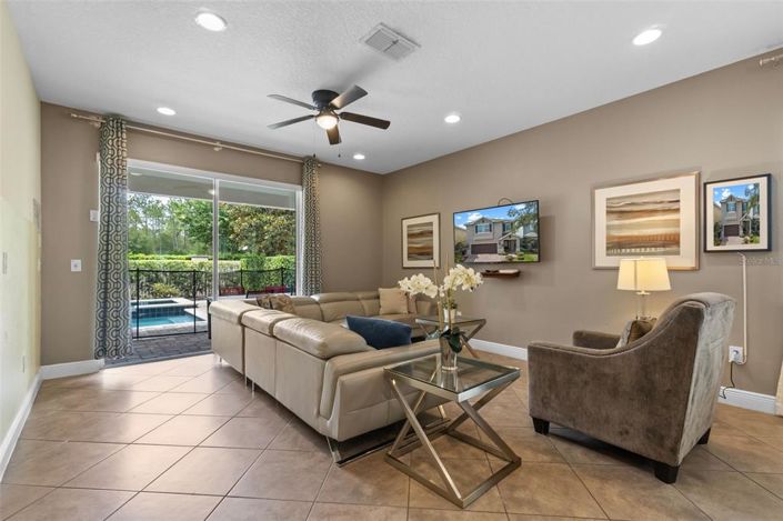 Image No.3-8 Bed Property for sale