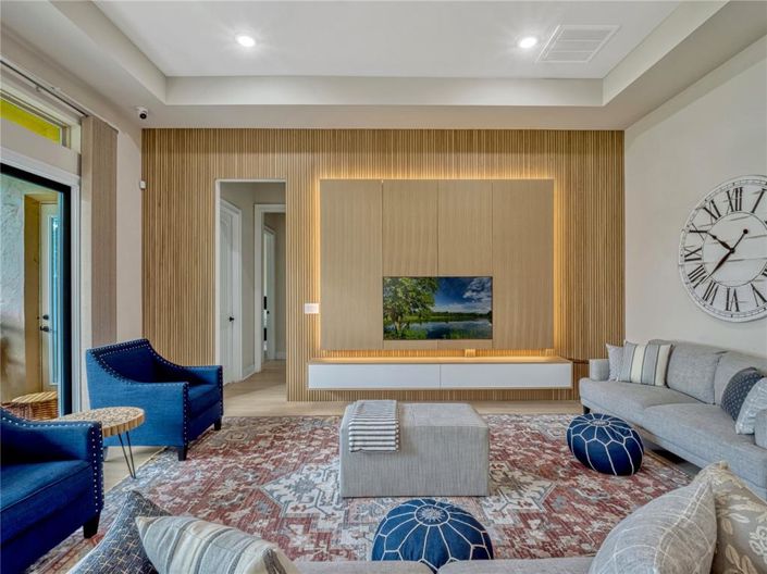 Image No.10-5 Bed Property for sale