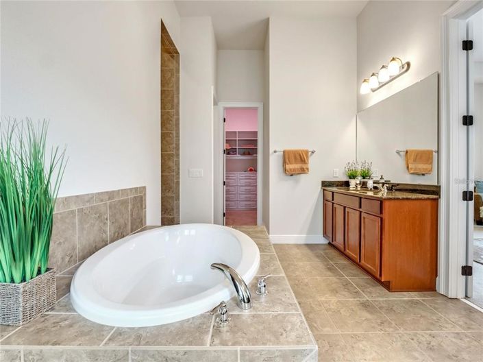 Image No.29-5 Bed Property for sale