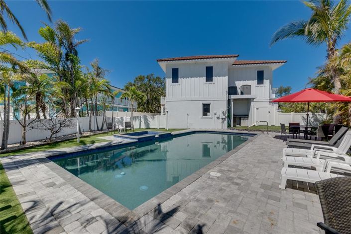 Image No.1-5 Bed Property for sale