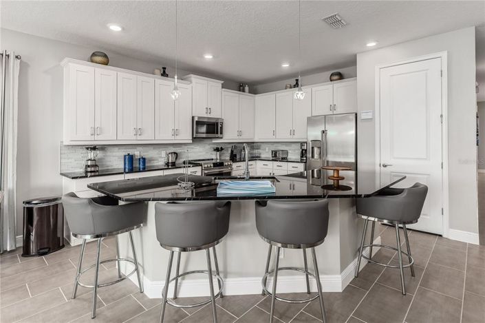 Image No.17-6 Bed Property for sale