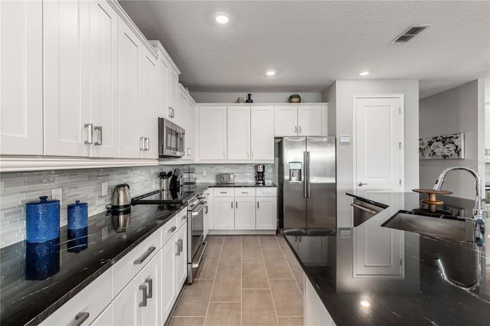 Image No.18-6 Bed Property for sale