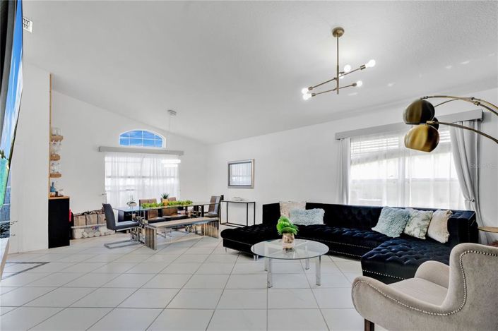 Image No.4-4 Bed Property for sale