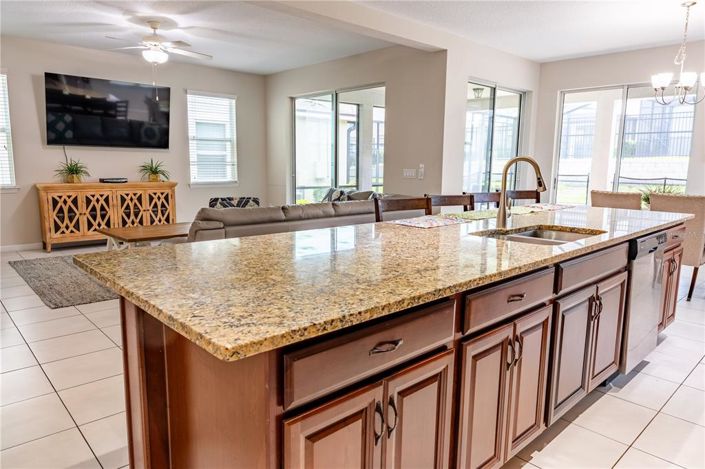 Image No.12-6 Bed Property for sale