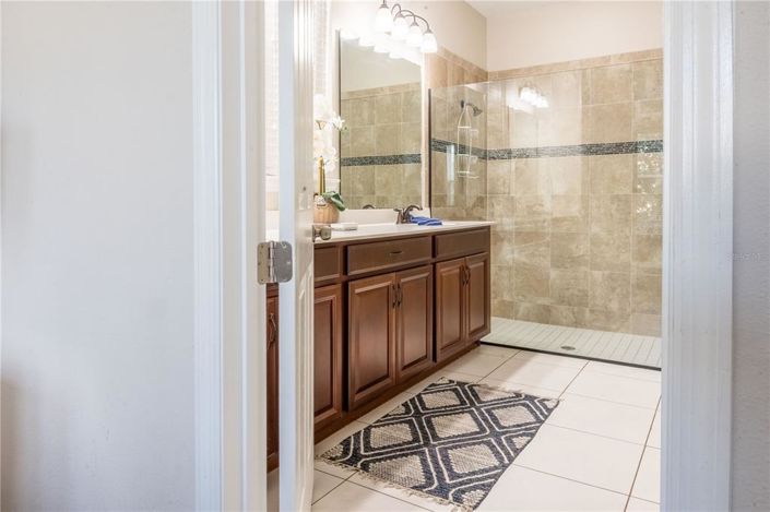 Image No.26-6 Bed Property for sale