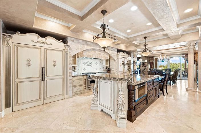 Image No.12-5 Bed Property for sale