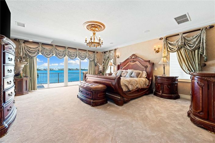 Image No.27-5 Bed Property for sale