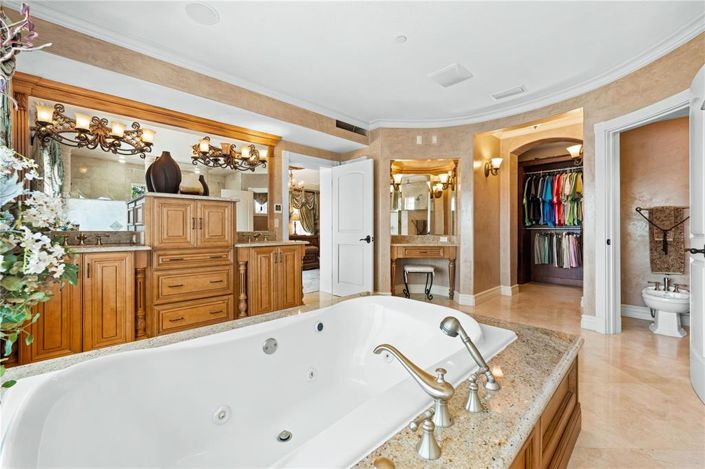 Image No.32-5 Bed Property for sale