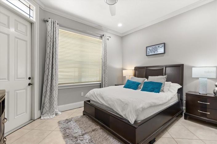 Image No.17-6 Bed Property for sale