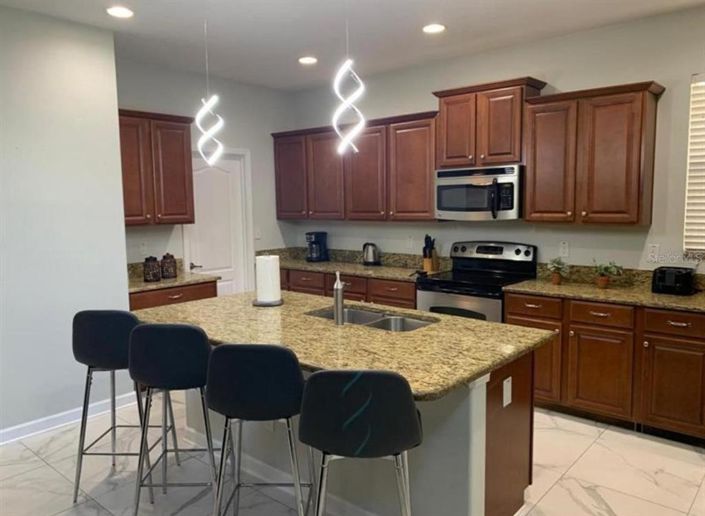 Image No.5-5 Bed Property for sale