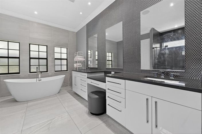 Image No.27-5 Bed Property for sale