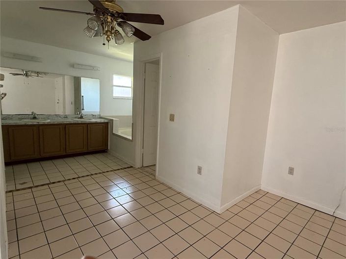 Image No.10-5 Bed Property for sale