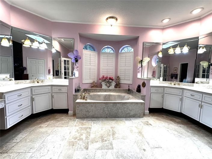 Image No.17-4 Bed Property for sale