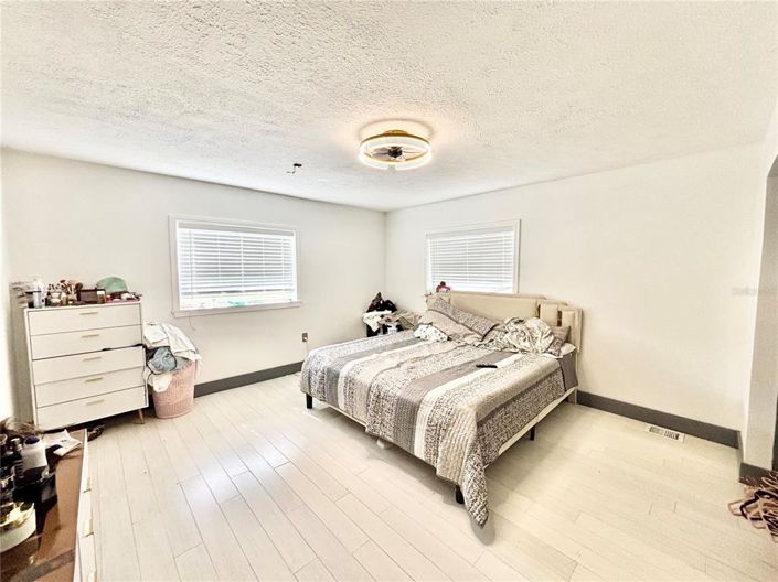 Image No.10-6 Bed Property for sale