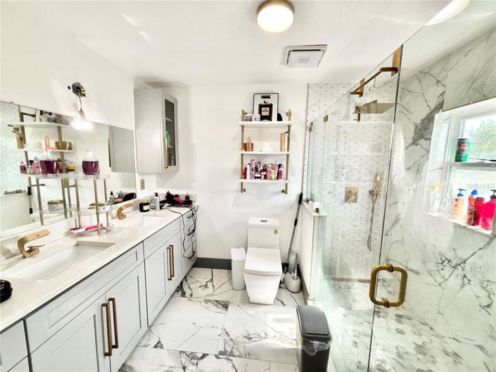 Image No.12-6 Bed Property for sale