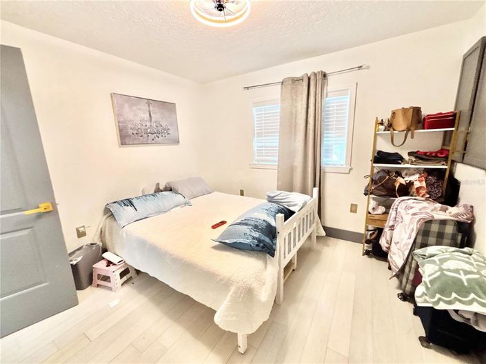 Image No.17-6 Bed Property for sale