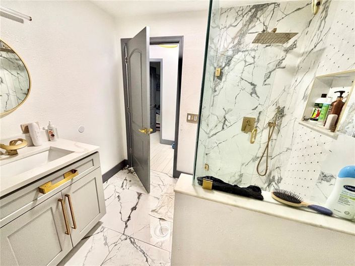 Image No.18-6 Bed Property for sale