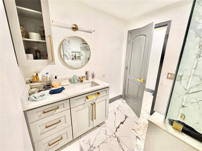 Image No.19-6 Bed Property for sale