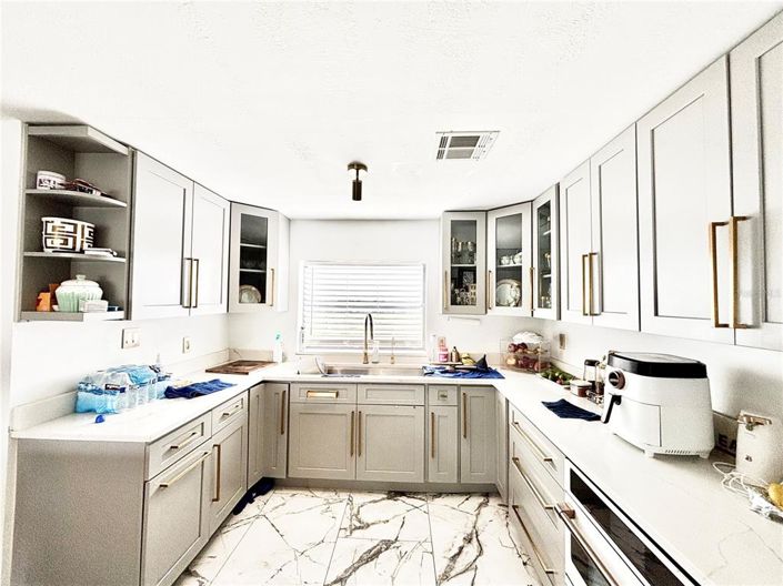 Image No.5-6 Bed Property for sale