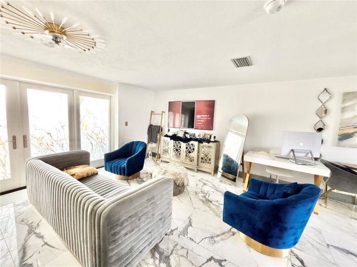 Image No.9-6 Bed Property for sale