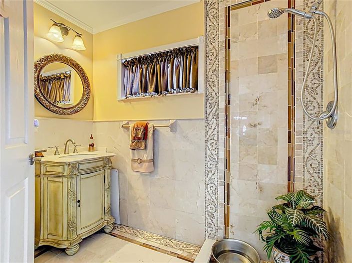 Image No.10-8 Bed Property for sale