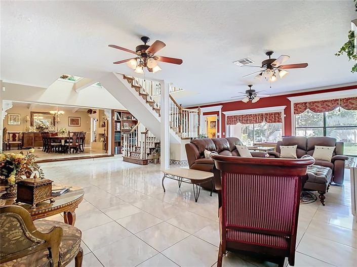 Image No.12-8 Bed Property for sale