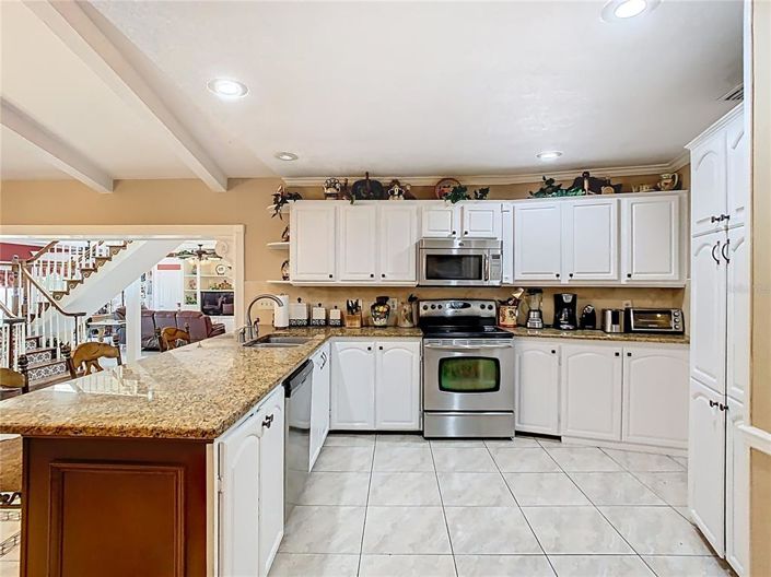 Image No.17-8 Bed Property for sale