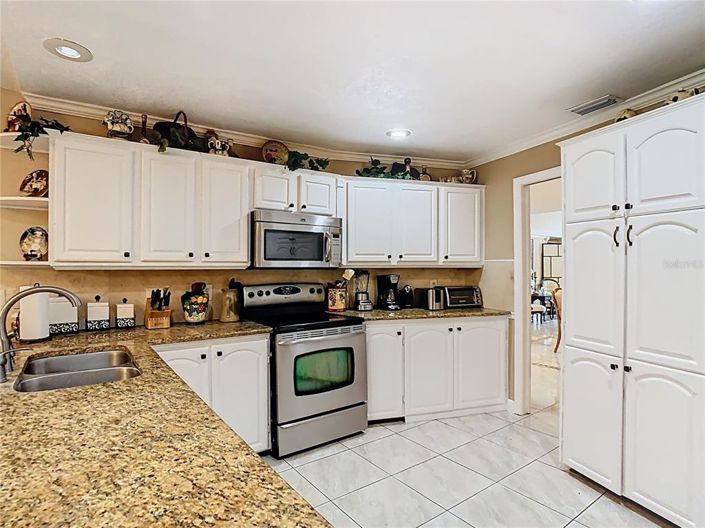 Image No.18-8 Bed Property for sale