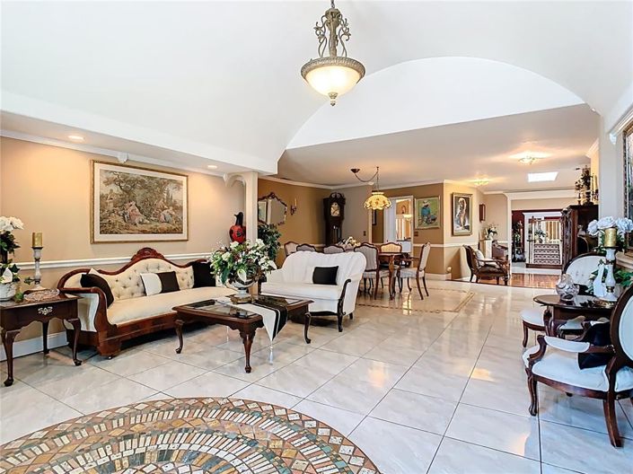 Image No.2-8 Bed Property for sale