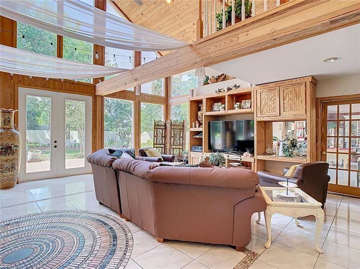 Image No.22-8 Bed Property for sale