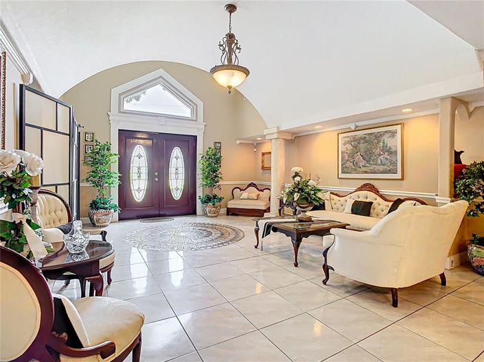 Image No.3-8 Bed Property for sale