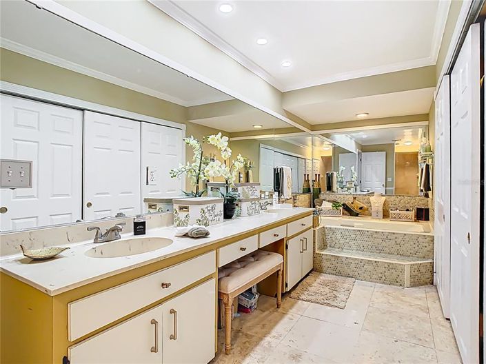 Image No.36-8 Bed Property for sale