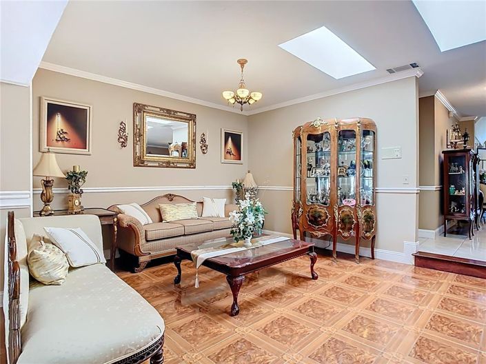 Image No.8-8 Bed Property for sale