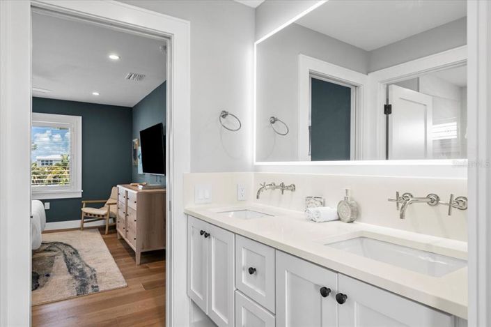 Image No.28-4 Bed Property for sale