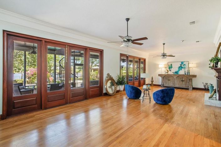 Image No.20-6 Bed Property for sale