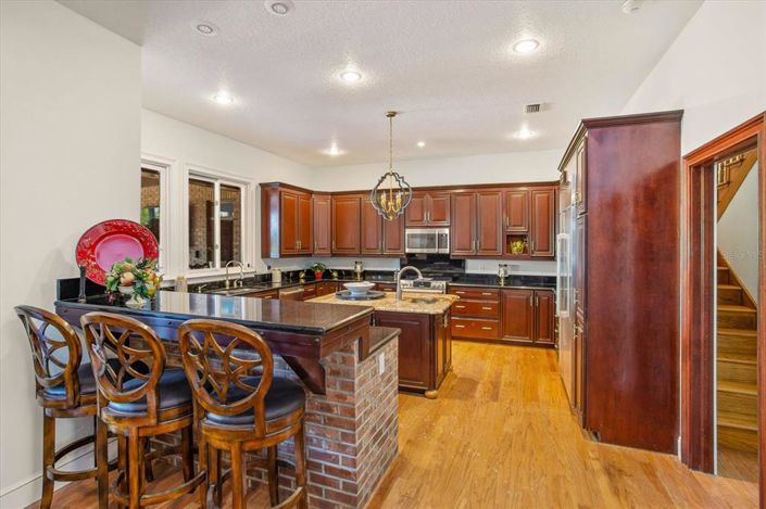 Image No.24-6 Bed Property for sale