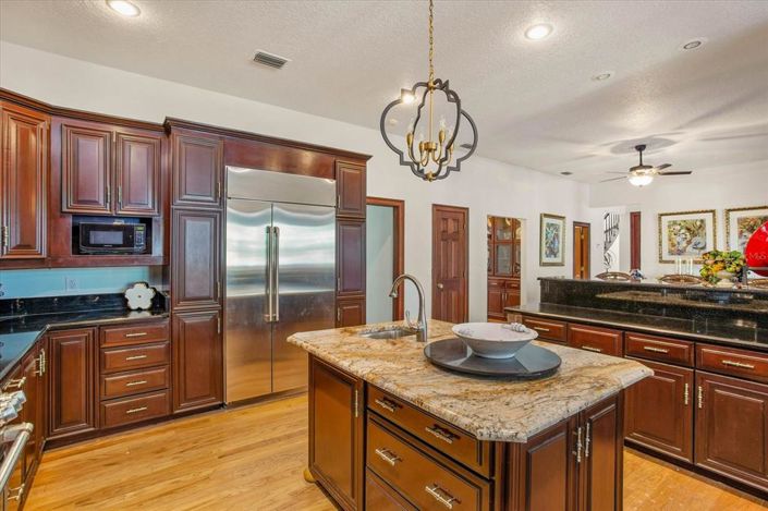 Image No.27-6 Bed Property for sale