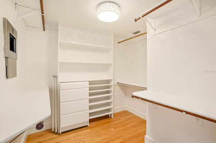 Image No.35-6 Bed Property for sale