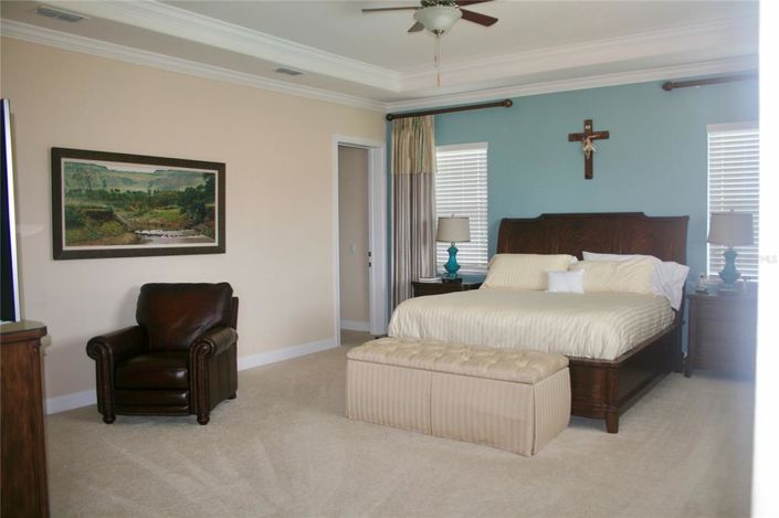 Image No.10-5 Bed Property for sale