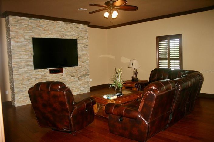 Image No.9-5 Bed Property for sale