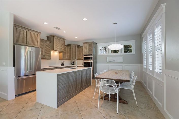 Image No.8-5 Bed Property for sale