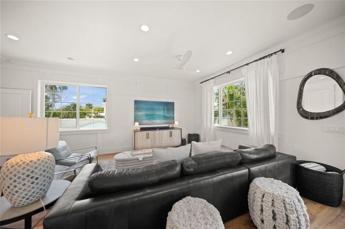 Image No.10-5 Bed Property for sale