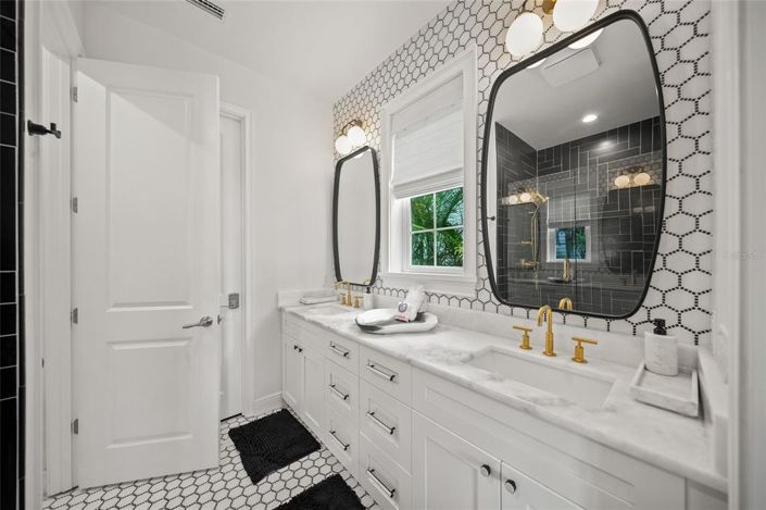 Image No.14-5 Bed Property for sale