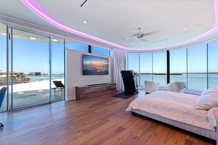 Image No.12-5 Bed Property for sale