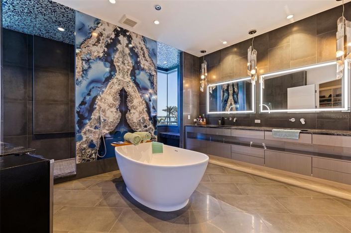 Image No.50-5 Bed Property for sale